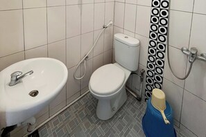 Suite Family Room | Salle de bain | Douche, articles de toilette gratuits, serviettes fournies