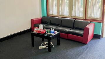 Family Room | Desk, free WiFi, bed sheets