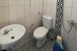 Superior tweepersoonskamer | Badkamer | Een douche, gratis toiletartikelen, handdoeken
