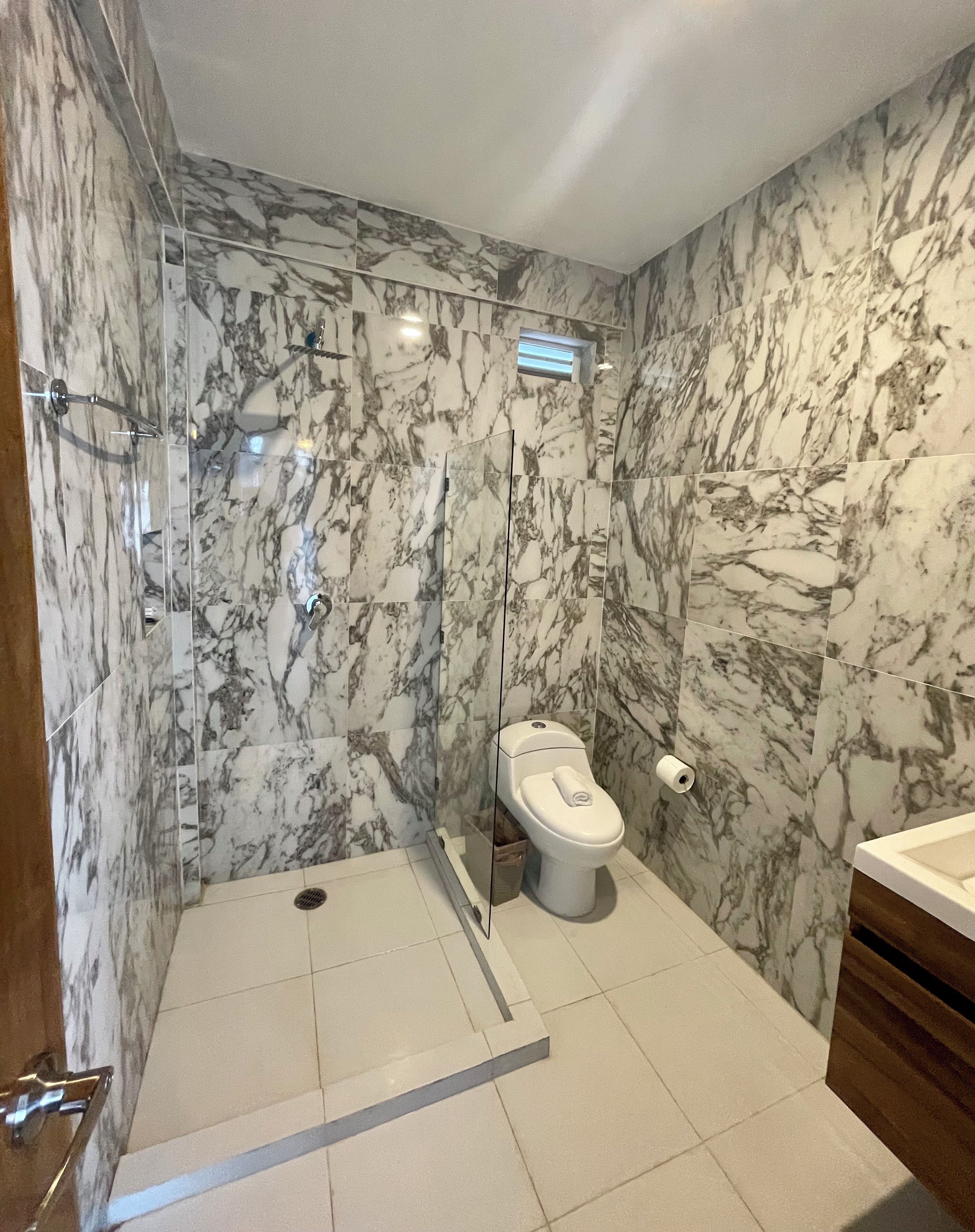 Douche, sèche-cheveux, serviettes fournies, savon