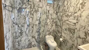 Douche, sèche-cheveux, serviettes fournies, savon