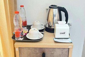 Escritorio, wifi gratis y ropa de cama 