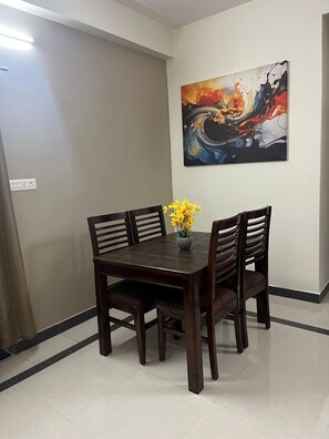 Familieleilighet, balkong | Spiseområde på rommet