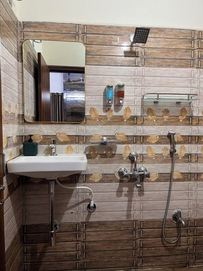 Familienapartment, Balkon | Badezimmer | Dusche, Handtücher, Seife