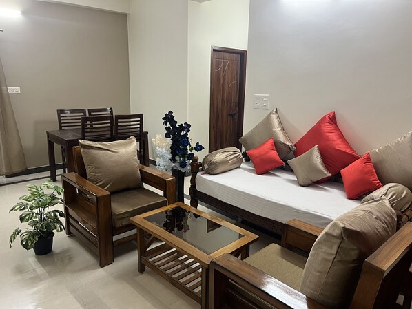 Apartemen Deluks, balkon | Setrika/meja setrika dan Wi-Fi gratis