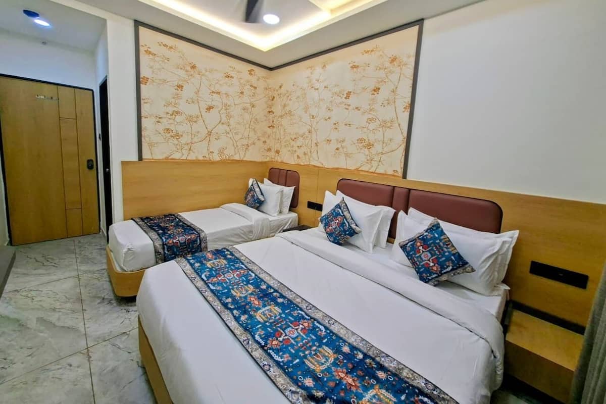 Family Triple Room | Desk, free WiFi