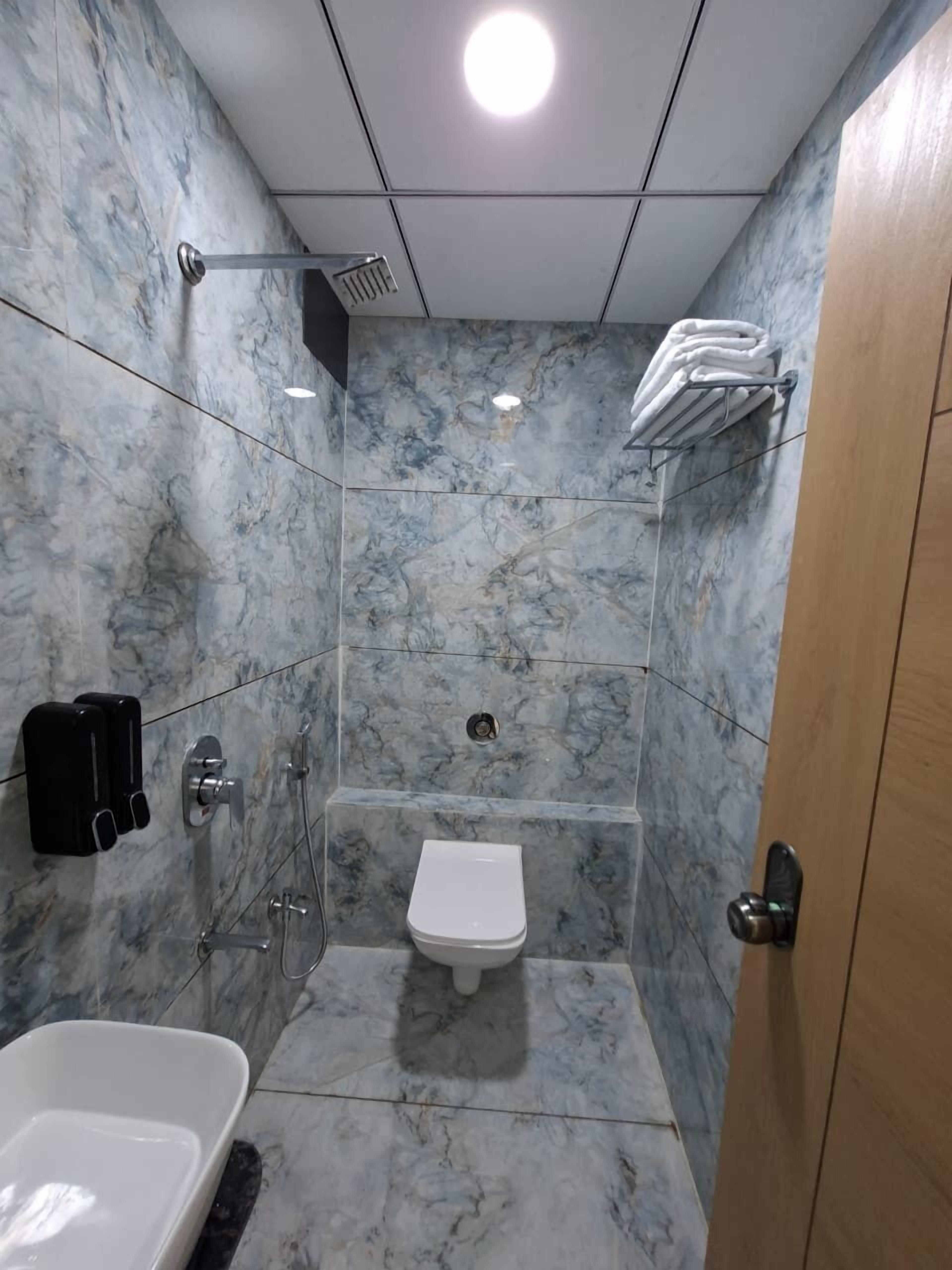 Family Triple Room | Bathroom | Shower, towels, soap, shampoo