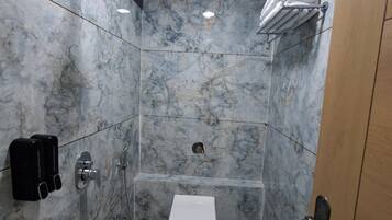 Ducha, toallas, jabón, shampoo