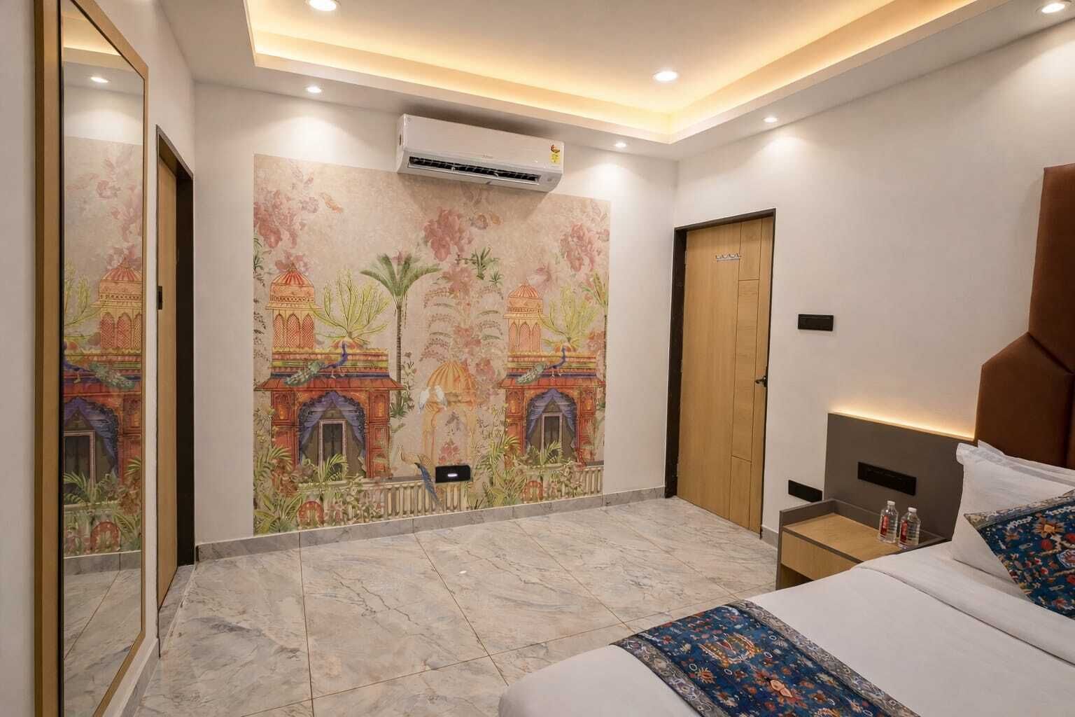 Una habitación de hotel moderna con una cama grande, una mesita de noche, un espejo y un mural en la pared.