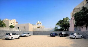 Free self-parking -  Hotel Matrushree - Near Shree Dwarkadhish Temple (Dwarka)