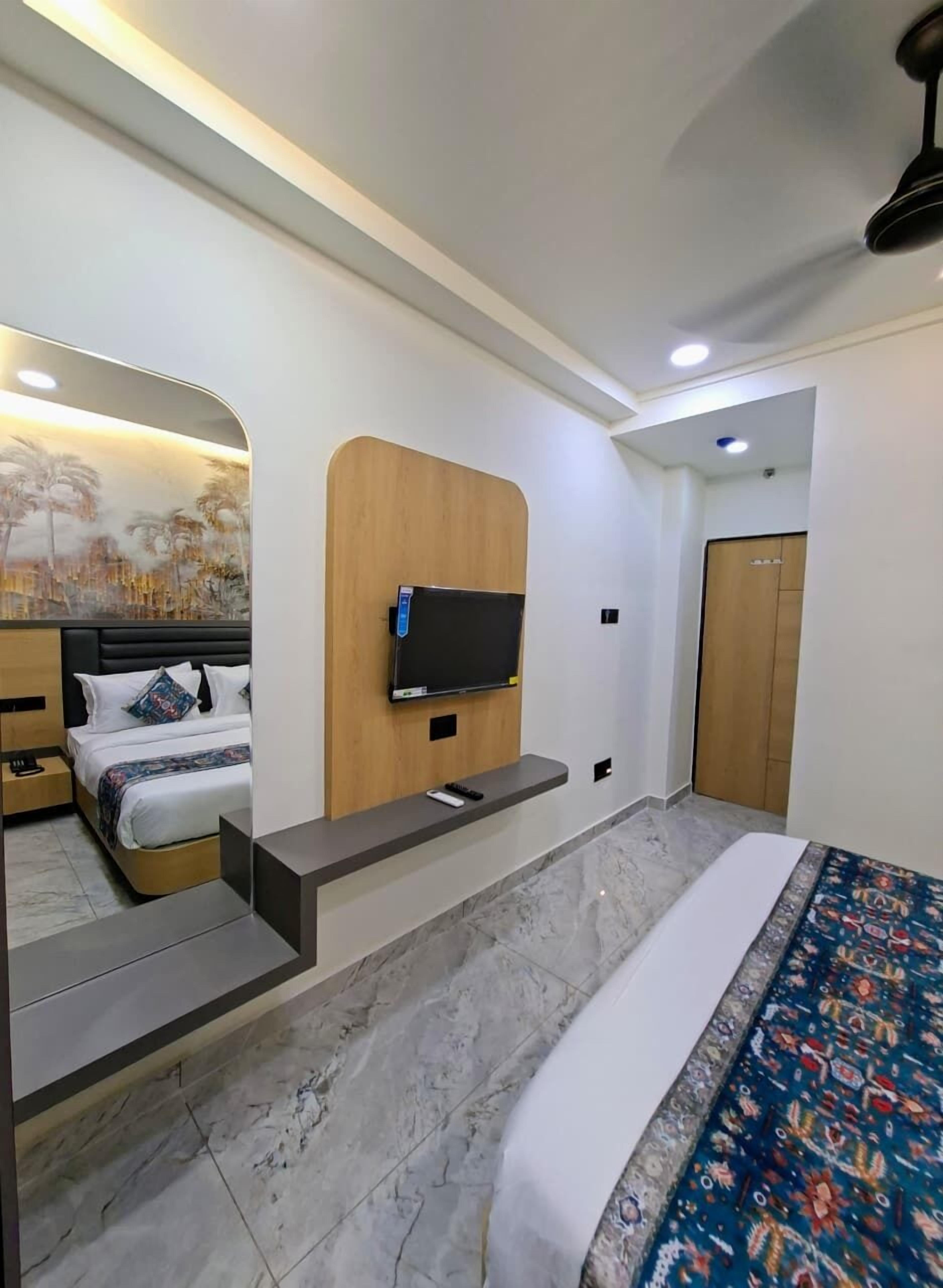 Deluxe Double Room | Television