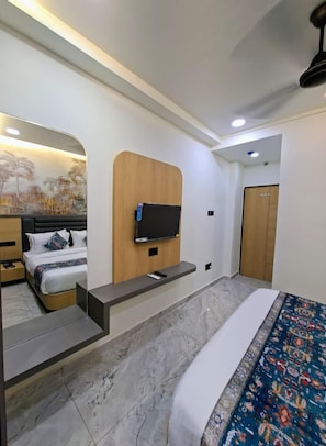 Deluxe Double Room | Television