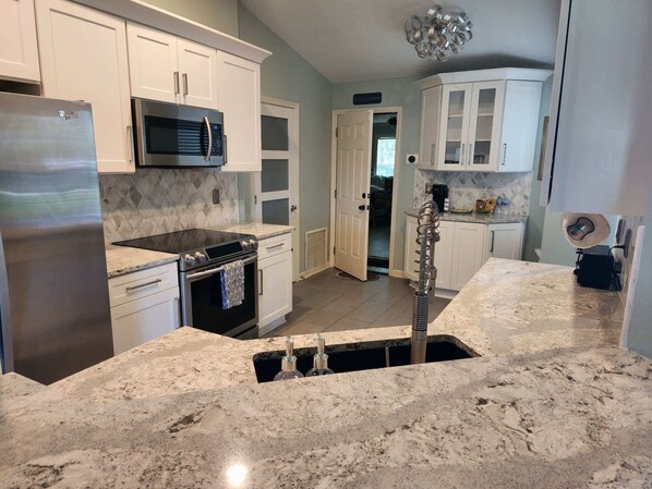 Coffee/tea maker, fridge, microwave, oven - Charming House w/ Hot Tub & Free PPV near Mayo Clinic (Jacksonville)