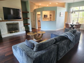 Smart TV, fireplace - Charming House w/ Hot Tub & Free PPV near Mayo Clinic (Jacksonville)