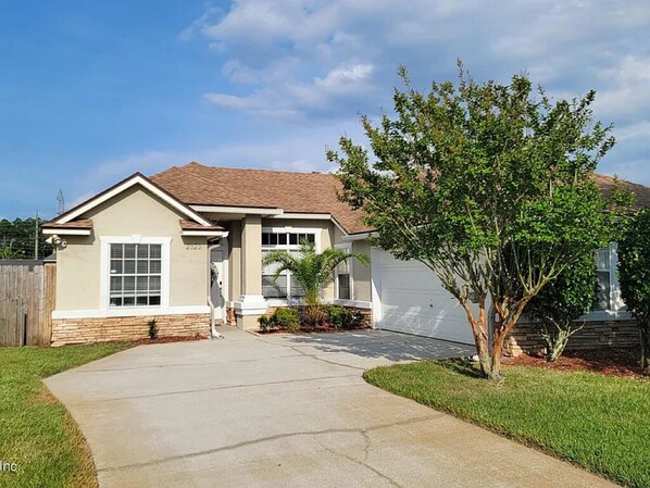 Exterior - Mayo Clinic, Beach, Hot Tub, Free PPV, Pets Welcome (Jacksonville)