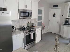 Fridge, microwave, oven, stovetop - Mayo Clinic, Beach, Hot Tub, Free PPV, Pets Welcome (Jacksonville)