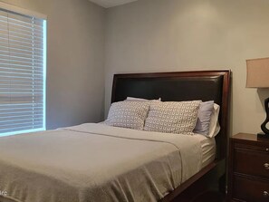 4 bedrooms, in-room safe, iron/ironing board, free WiFi - Mayo Clinic, Beach, Hot Tub, Free PPV, Pets Welcome (Jacksonville)