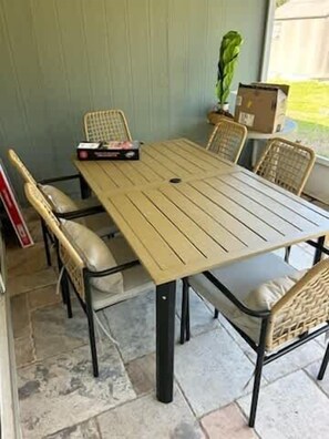 Outdoor dining - Charming House w/ Hot Tub & Free PPV near Mayo Clinic (Jacksonville)