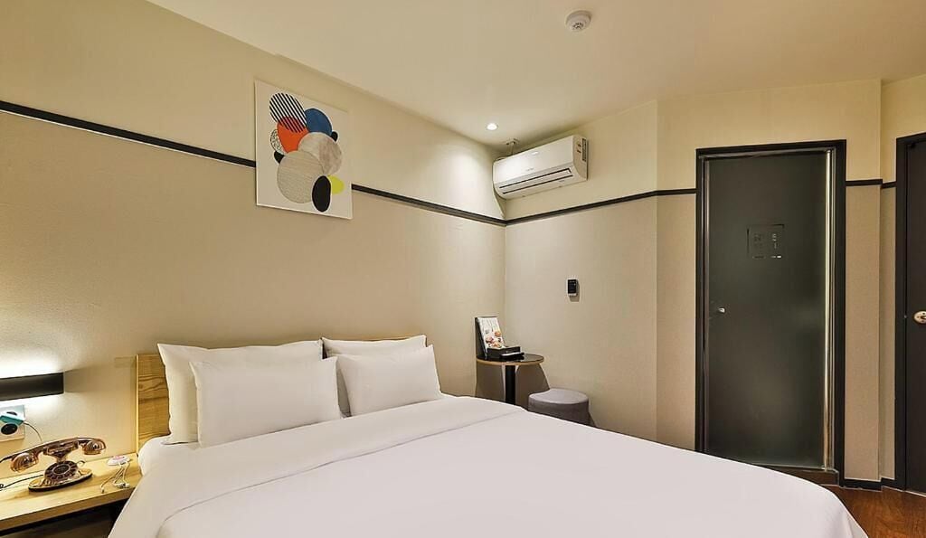 Blackout curtains, soundproofing, free WiFi