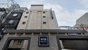 The exterior of a hotel with a sign indicating it is No. 25 Hotel. - NO25 HOTEL BUPYEONG (Incheon)
