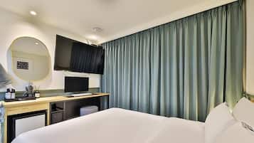 Blackout drapes, soundproofing, free WiFi