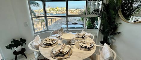 Apartment, 2 Schlafzimmer, barrierefrei, Balkon | Esszimmer