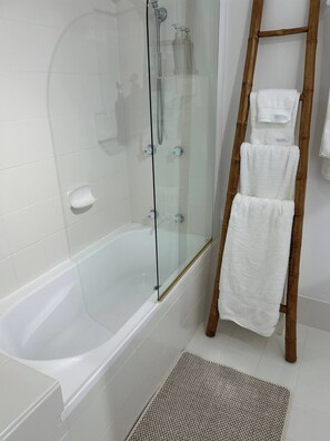 Apartment, 2 Bedrooms, Accessible, Balcony | Bathroom - Sunset-on-the-strand Pool Tennis TSV (Townsville)