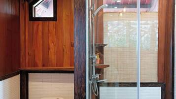 Villa, vue jardin, en bord de piscine | Salle de bain