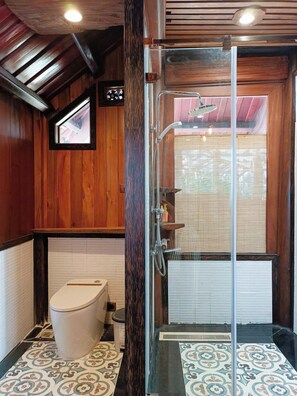 Villa, vue jardin, en bord de piscine | Salle de bain