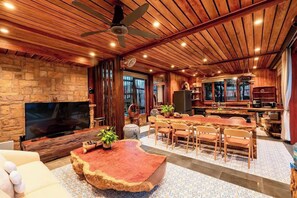 Villa, vue jardin, en bord de piscine | Coin séjour