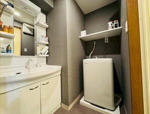 Hårtørrer, bidet, håndklæder, Sæbe