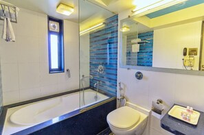 Combined shower/tub, rainfall showerhead, free toiletries, hair dryer