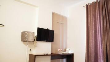 Deluxe Double Room | Desk, free WiFi, bed sheets