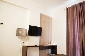 Deluxe Double Room | Desk, free WiFi, bed sheets