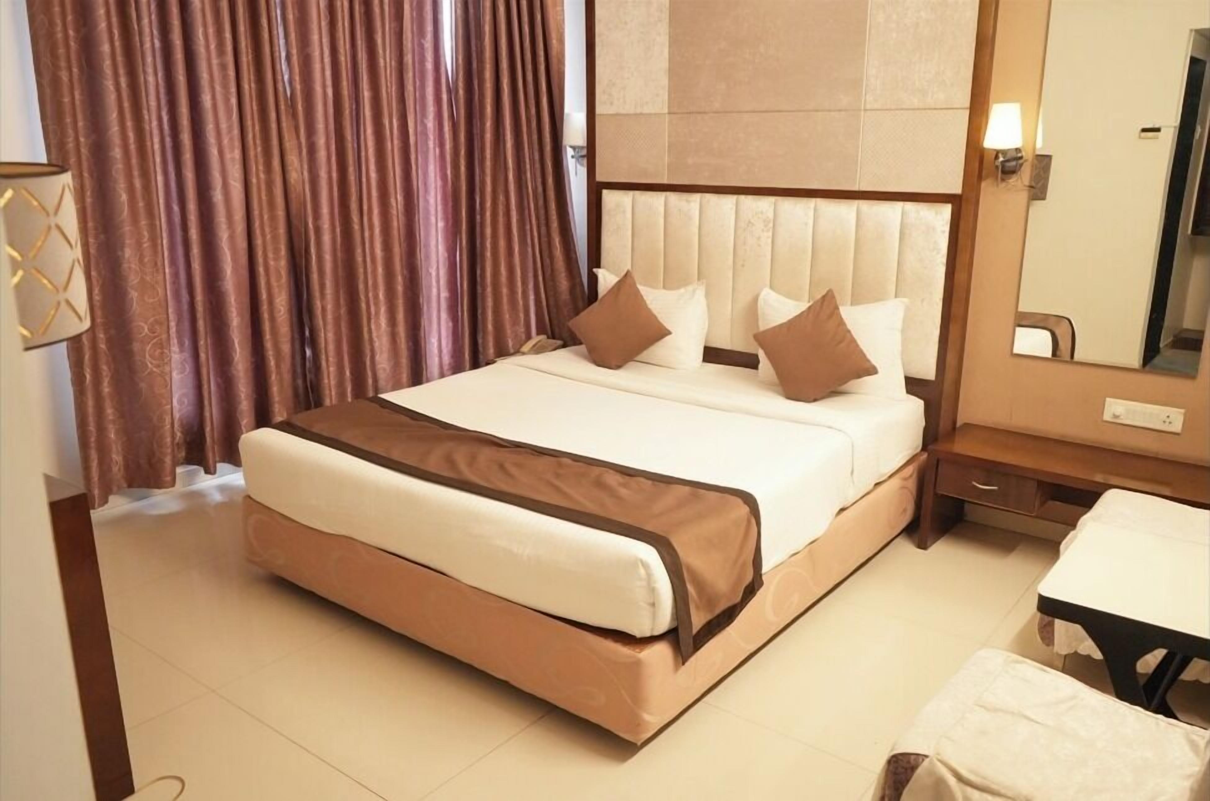 Deluxe Double Room | Desk, free WiFi, bed sheets