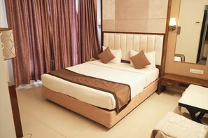 Deluxe Double Room | Desk, free WiFi, bed sheets