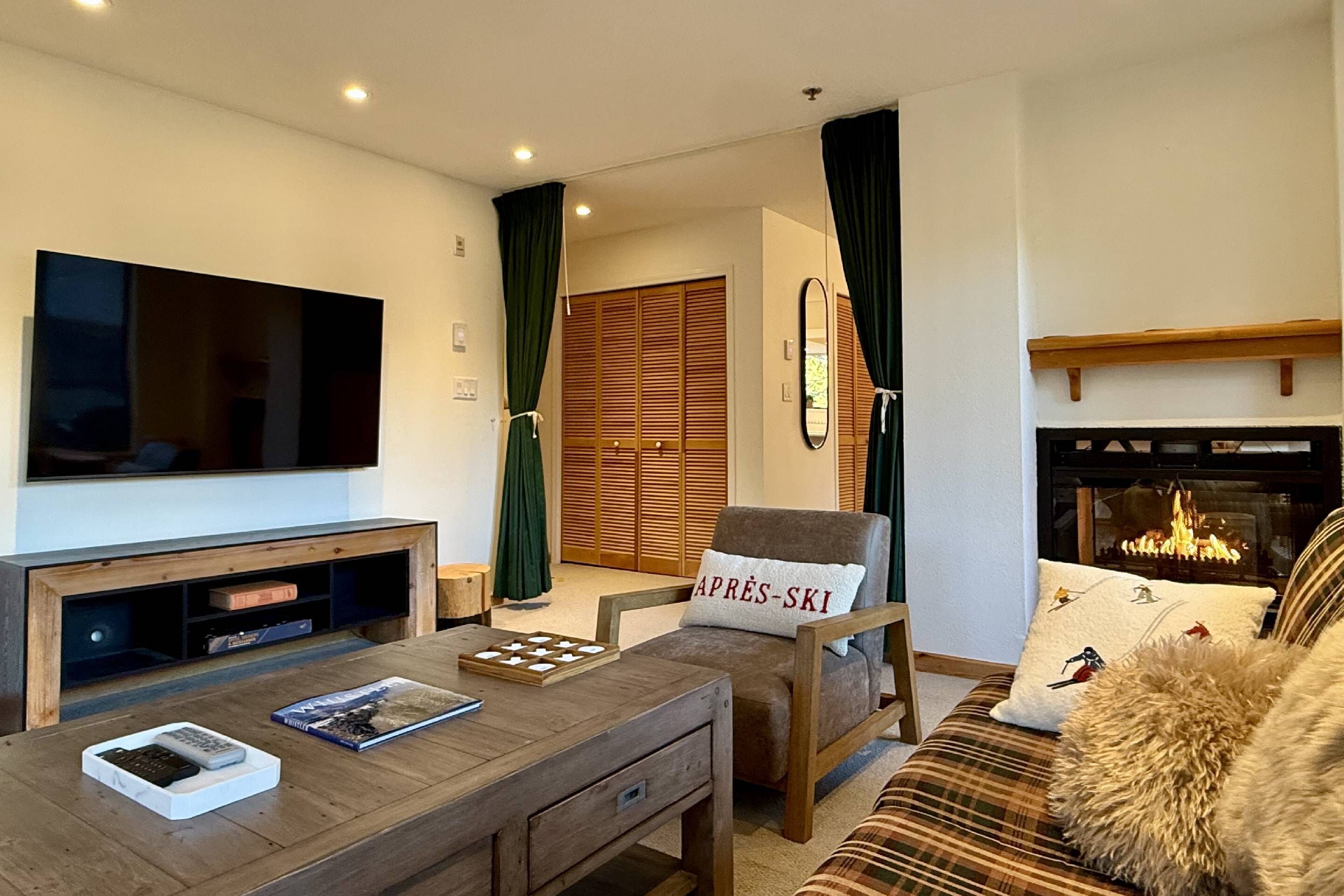 Een televisie en een open haard