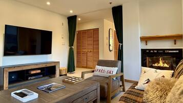 Een televisie en een open haard