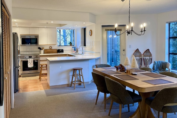 Geladeira, micro-ondas, fogão, cooktop