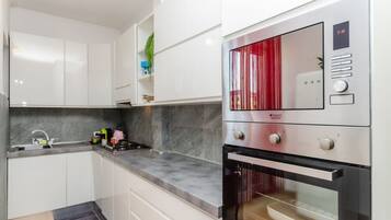 Kühlschrank, Mikrowelle, Ofen, Herdplatte