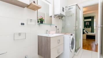 Dusche, Haartrockner, Bidet, Handtücher