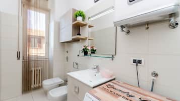 Dusche, Haartrockner, Bidet, Handtücher