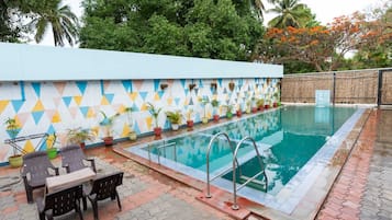 Una piscina al aire libre