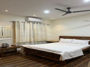 Habitación Deluxe, 1 cama doble | Ropa de cama de alta calidad, sistema de insonorización, wifi gratis