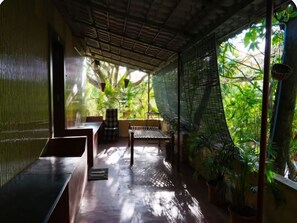 32-inch TV with satellite channels, table football, ping pong - The Whistling Pine Woods  (Mannarkkad)