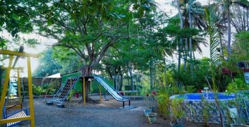 Zona de juegos infantil al aire libre
