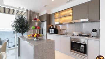 Departamento de lujo, balcón, vista a la playa | Tabla de planchar con plancha, cunas, wifi gratis y ropa de cama