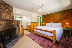 Deluxe Studio, 1 King Bed, Pets allowed, Courtyard View