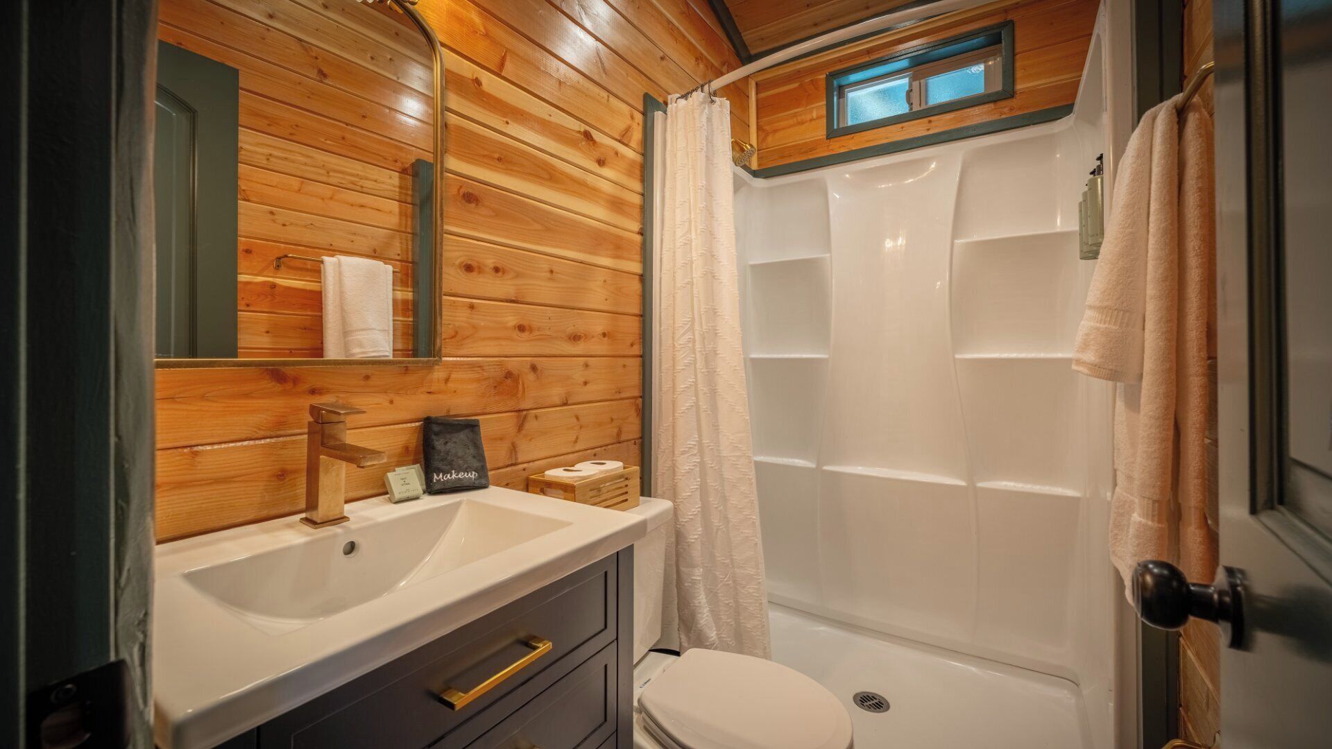 Unit 9-Violet-Green Swallow (The Marilyn Monroe Cabin) | Salle de bain