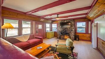 Cabaña familiar, 1 habitación | Área de sala de estar | Chimenea